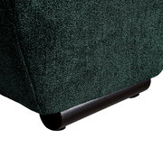 Nahaufnahme der unteren Ecke eines Big-Sofas mit dunkelgrünem Stoffbezug und schwarzen Füßen, seitliche Perspektive