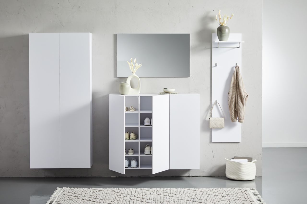 Moderne weiße Hängemöbel in einem minimalistischen Raum, frontal betrachtet. Links ein hoher Schrank, in der Mitte ein Sideboard mit offenen Türen und rechts eine Garderobe mit Haken und Ablage.