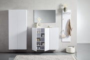Moderne weiße Hängemöbel in einem minimalistischen Raum, frontal betrachtet. Links ein hoher Schrank, in der Mitte ein Sideboard mit offenen Türen und rechts eine Garderobe mit Haken und Ablage.