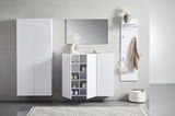 Moderne weiße Hängemöbel in einem minimalistischen Raum, frontal betrachtet. Links ein hoher Schrank, in der Mitte ein Sideboard mit offenen Türen und rechts eine Garderobe mit Haken und Ablage.
