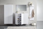 Moderne witte hangmeubels in een minimalistische ruimte, gezien vanaf de voorkant. Links een hoge kast, in het midden een dressoir met open deuren en rechts een kapstok met haken en een legplank.