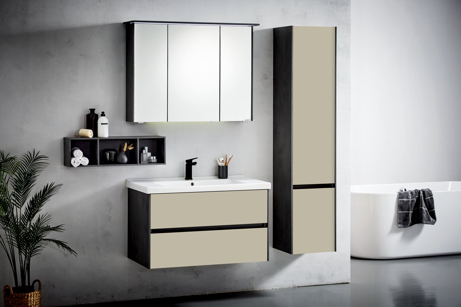 Modernes Badmöbel-Set mit Waschtischunterschrank in Beige und Anthrazit, weißem Waschbecken, schwarzer Armatur, dreitürigem Spiegelschrank, offenem Wandregal und hohem Seitenschrank; Frontansicht leicht schräg von links.