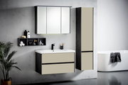 Modernes Badmöbel-Set mit Waschtischunterschrank in Beige und Anthrazit, weißem Waschbecken, schwarzer Armatur, dreitürigem Spiegelschrank, offenem Wandregal und hohem Seitenschrank; Frontansicht leicht schräg von links.