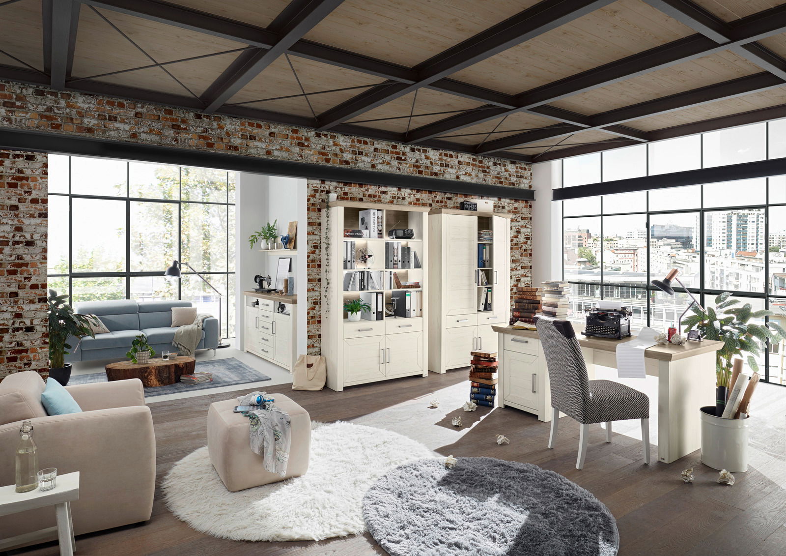 Wohnzimmer mit modernen Möbeln in heller Holzoptik, inklusive Highboard, Vitrine und Schreibtisch, aus der Perspektive eines offenen Lofts mit Backsteinwänden und großen Fenstern.