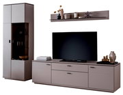 Modernes TV-Wohnwand-Set in Taupe mit hohem Vitrinenschrank, Lowboard mit Schubladen und Wandboard, dekoriert mit Vasen; Perspektive: frontale Ansicht leicht von links
