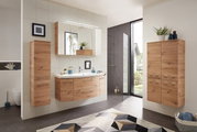 Moderne Badkombination in Holzoptik mit Waschtisch, Spiegel und Hängeschränken, seitliche Perspektive