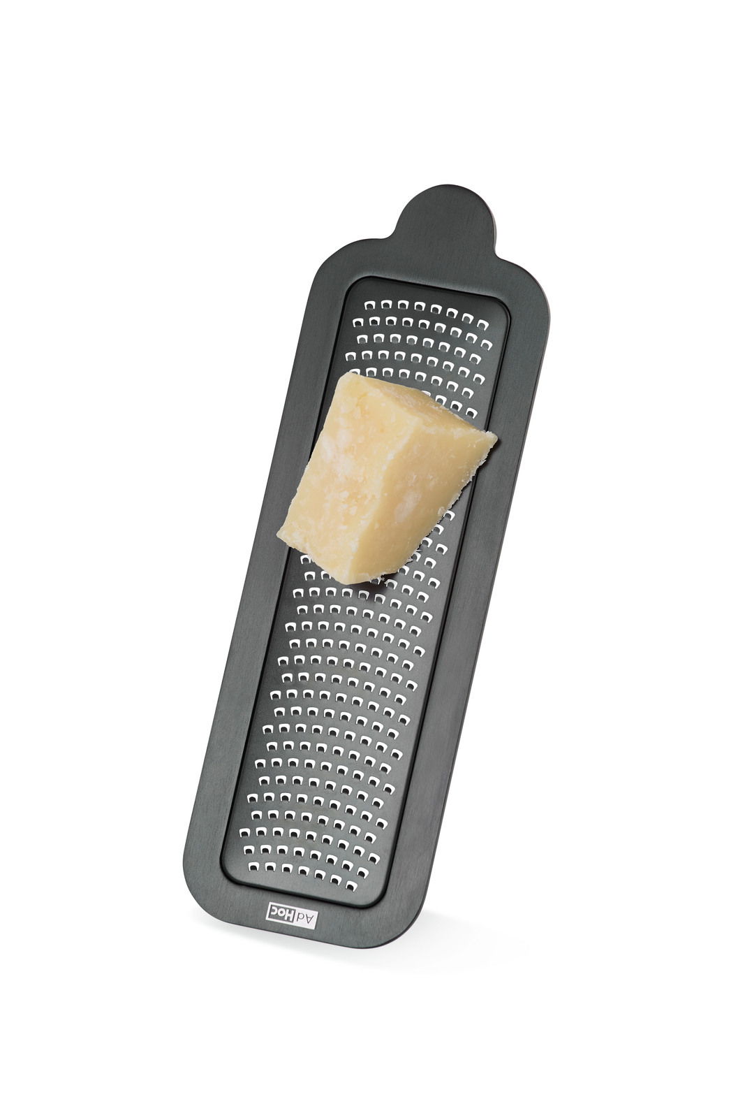 Tisch-Feinreibe CutnServe mit einem Stück Käse, aus der Vogelperspektive fotografiert.
