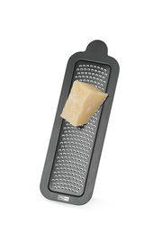 Tisch-Feinreibe CutnServe mit einem Stück Käse, aus der Vogelperspektive fotografiert.