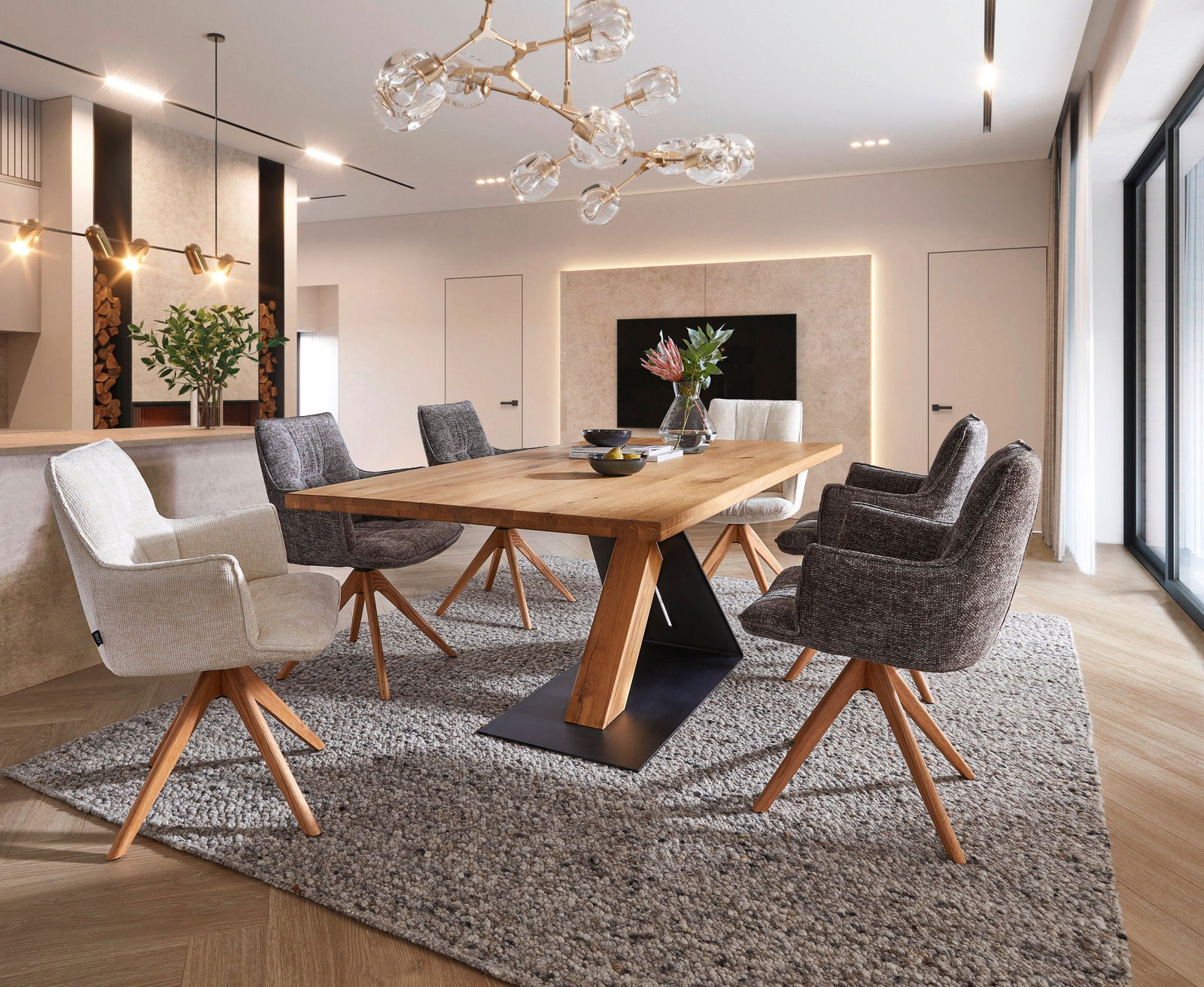 Linea Natura Esstisch 200x100 ZETA Moderner Essbereich mit einem großen Holztisch und sechs gepolsterten Sesseln, aus der Perspektive des Raumes betrachtet.