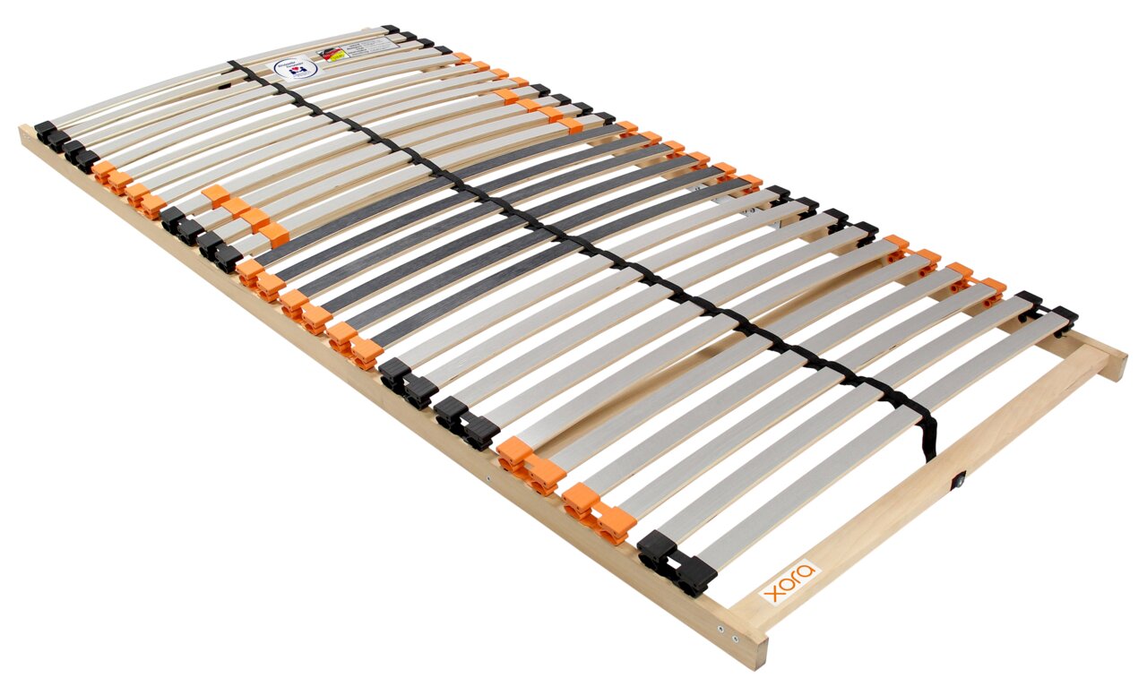 Federholzrahmen XORA NV SMART FIX in schräger Perspektive, zeigt die elastischen Holzlatten und die orange-schwarzen Halterungen.