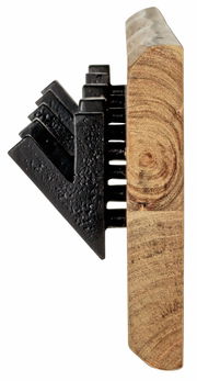 Seitenansicht einer Wandgarderobe mit Holzleiste und schwarzen Metallhaken.