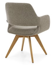 Rückansicht eines Armlehnstuhls mit grauem Stoffbezug und Holzbeinen