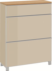 Beiger Schuhschrank mit drei Klappen und Holzoptik-Deckplatte, freistehend auf Metallfüßen, in schräger Frontansicht (leicht von links) vor weißem Hintergrund