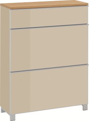 Beige schoenenkast met drie kleppen en een bovenblad in houtlook, vrijstaand op metalen poten, in schuin vooraanzicht (licht van links) tegen een witte achtergrond