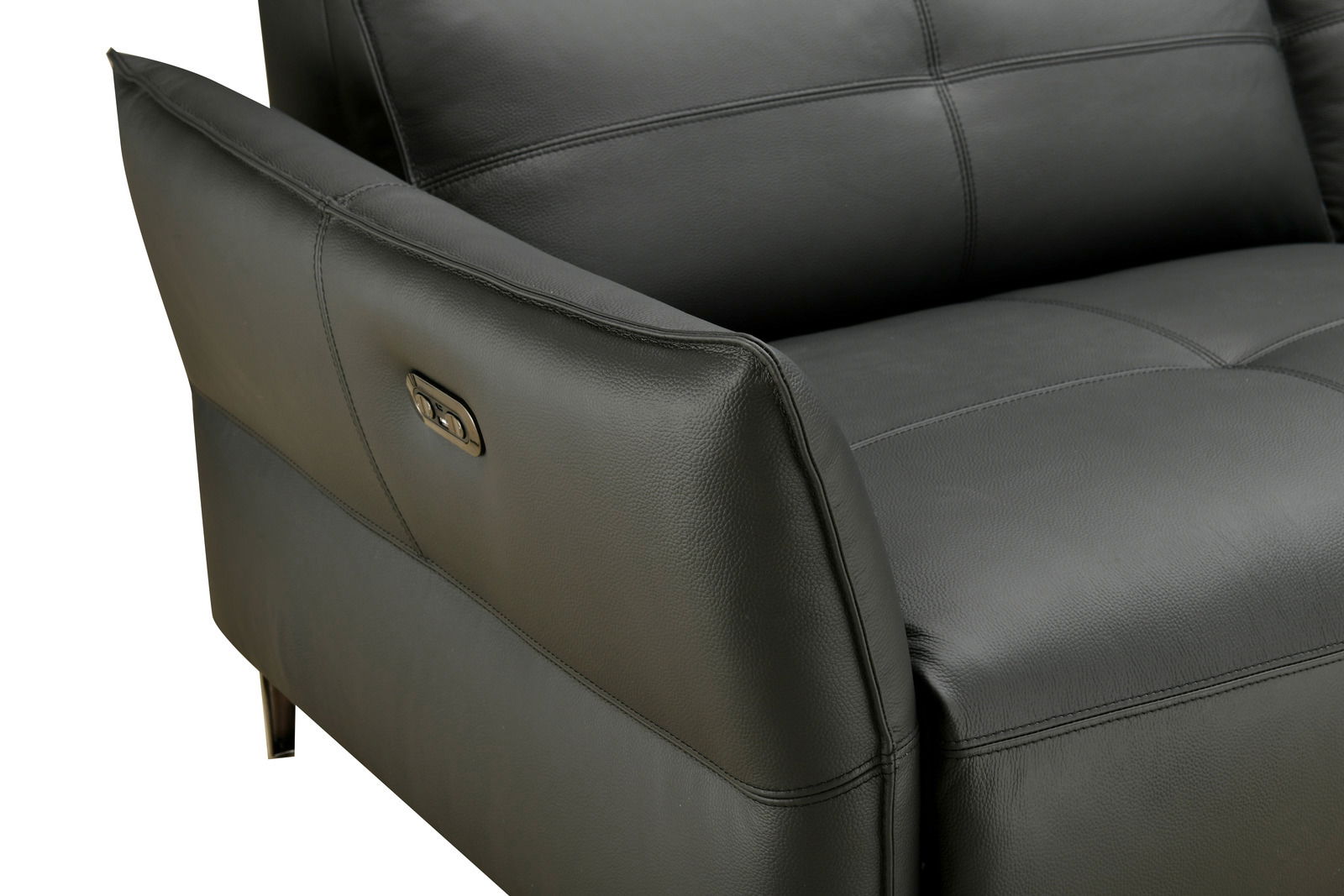 Nahaufnahme eines schwarzen Ledersofas mit Armlehne und Knopf für elektrische Verstellung, seitliche Perspektive.