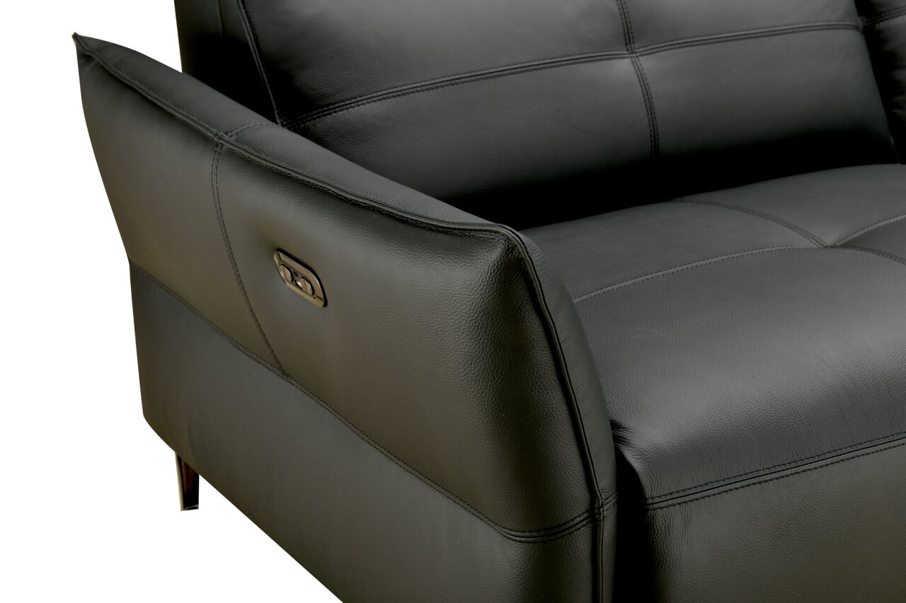 Nahaufnahme eines schwarzen Ledersofas mit Armlehne und Knopf für elektrische Verstellung, seitliche Perspektive.