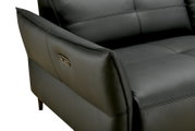 Nahaufnahme eines schwarzen Ledersofas mit Armlehne und Knopf für elektrische Verstellung, seitliche Perspektive.