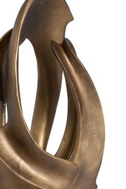 Nahaufnahme eines abstrakten, goldfarbenen Ornaments mit geschwungenen Formen.