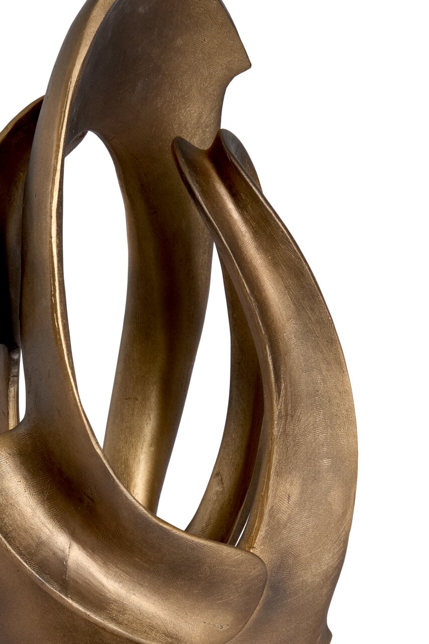 Nahaufnahme eines abstrakten, goldfarbenen Ornaments mit geschwungenen Formen.