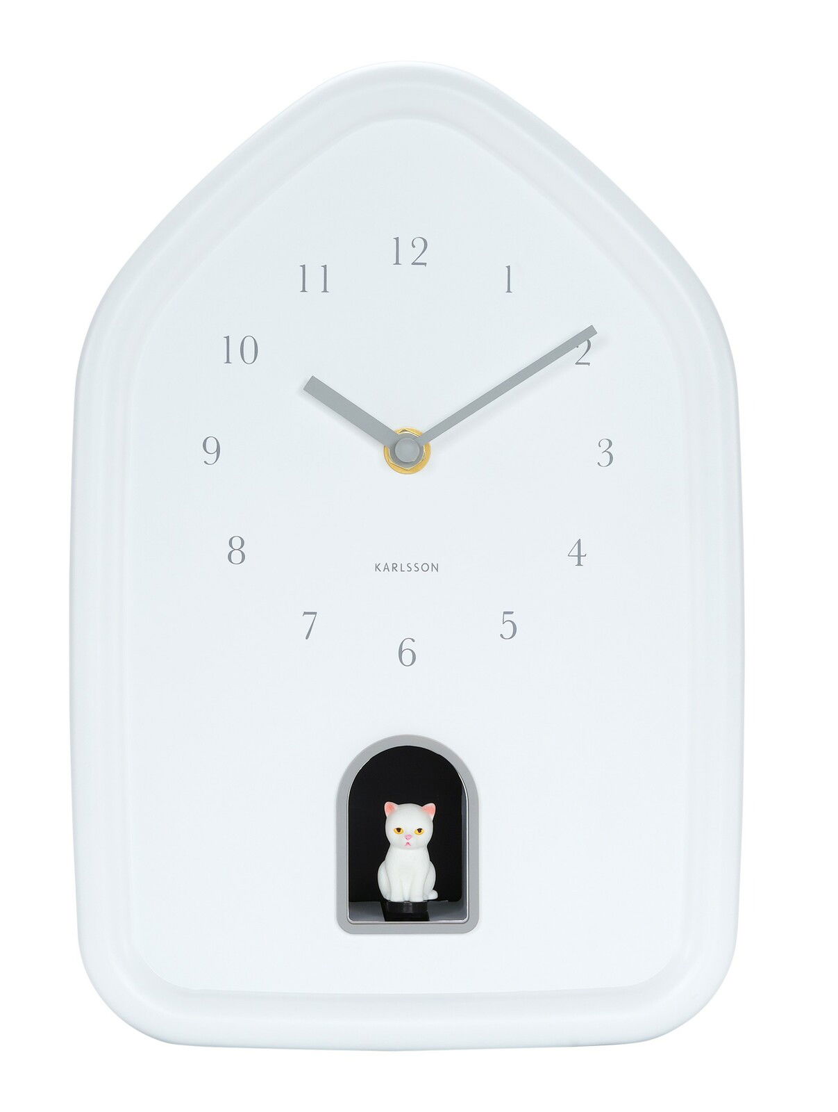 Weiße Wanduhr in Hausform mit minimalistischen Ziffern und einer kleinen Katzenfigur in einer Öffnung unten, Frontalansicht.