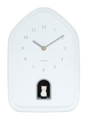 Weiße Wanduhr in Hausform mit minimalistischen Ziffern und einer kleinen Katzenfigur in einer Öffnung unten, Frontalansicht.