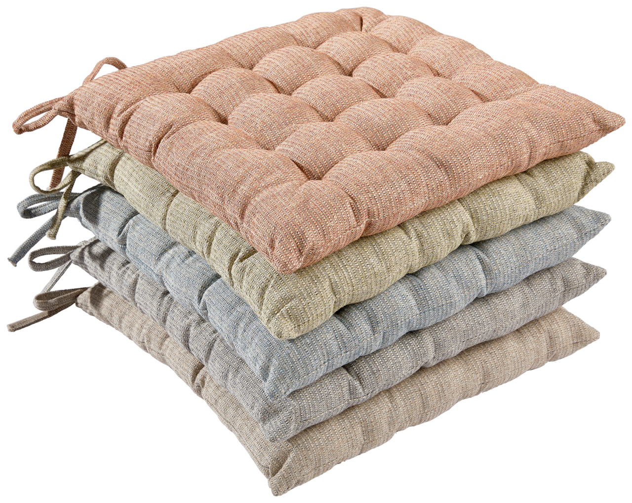 Stapel von vier Sitzkissen in verschiedenen Farben, von oben nach unten: rosa, grün, blau und beige, aus seitlicher Perspektive fotografiert.