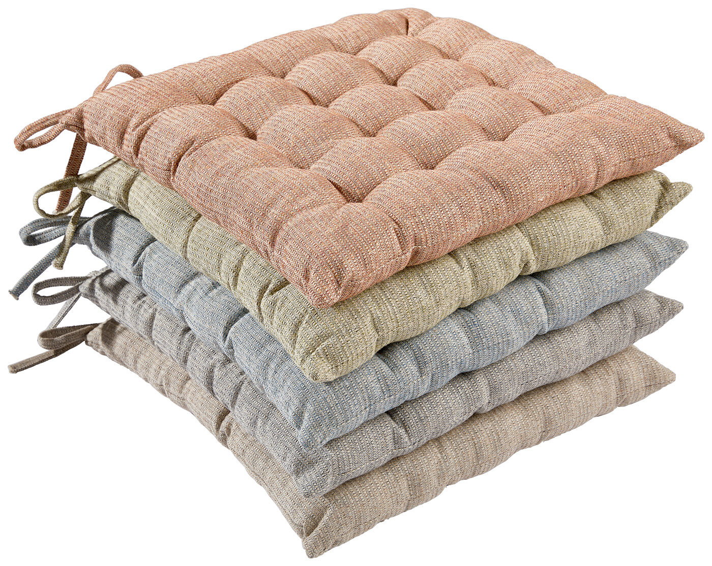 Stapel von vier Sitzkissen in verschiedenen Farben, von oben nach unten: rosa, grün, blau und beige, aus seitlicher Perspektive fotografiert.