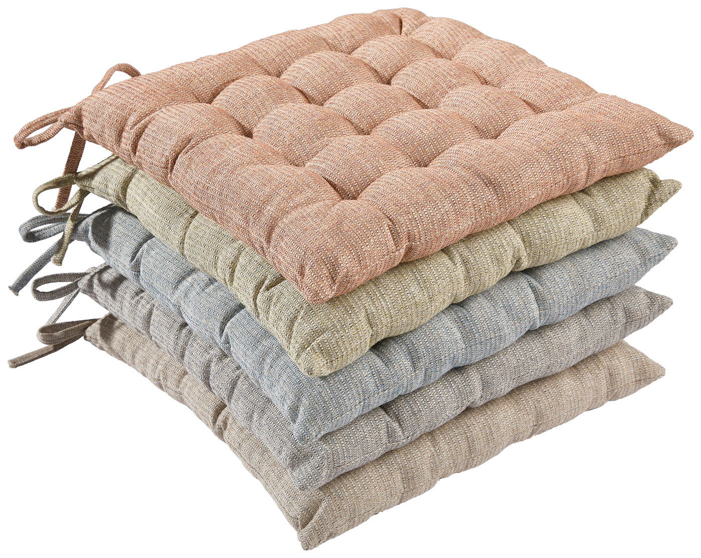 Stapel von vier Sitzkissen in verschiedenen Farben, von oben nach unten: rosa, grün, blau und beige, aus seitlicher Perspektive fotografiert.