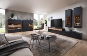 Modernes Wohnzimmer mit Venjakob Highboard LUMEA in dunklem Design, seitliche Perspektive