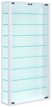 Hoher, weiß gerahmter Glasvitrinenschrank mit mehreren transparenten Glasböden und Glastüren, freigestellt auf weißem Hintergrund, Frontansicht mit leichter Perspektive von links