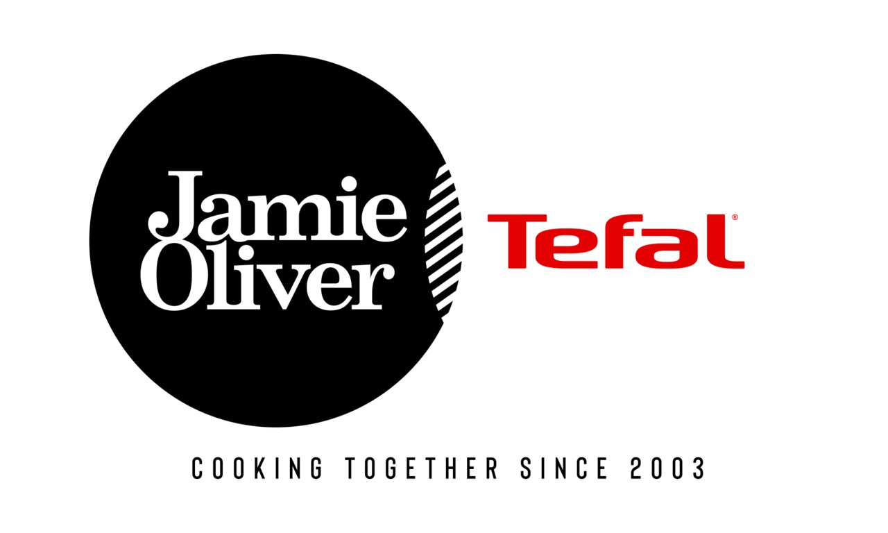 Logo van Jamie Oliver en Tefal, gezien van voren, met de slogan 'Cooking Together Since 2003'.