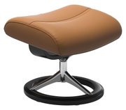Moderner Stressless Hocker PHILIP in braunem Leder mit verchromtem Fuß, seitliche Perspektive
