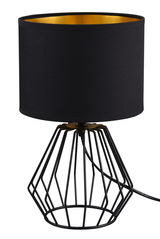 Moderne Tischleuchte mit schwarzem Stoffschirm und geometrischem Metallfuß, seitliche Perspektive