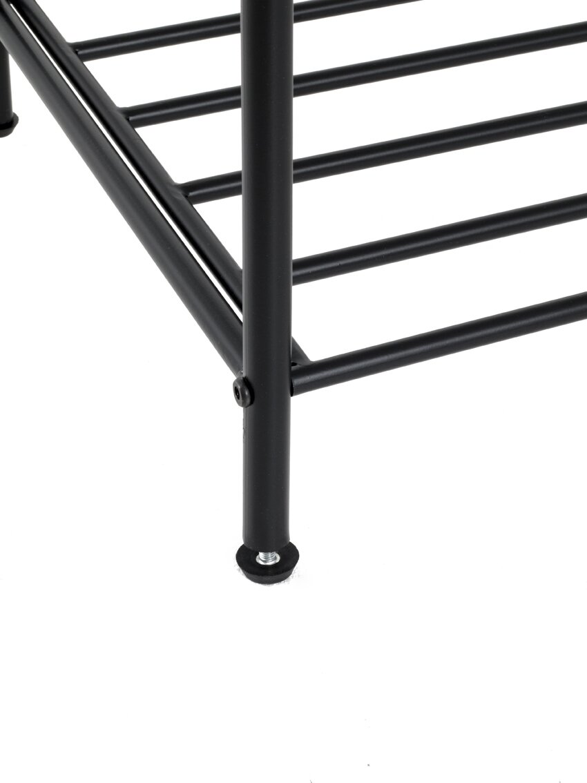 Detailaufnahme eines schwarzen Metallregal- oder Gestellbeins mit Querstreben und verstellbarem Standfuß, schräg von der Seite fotografiert