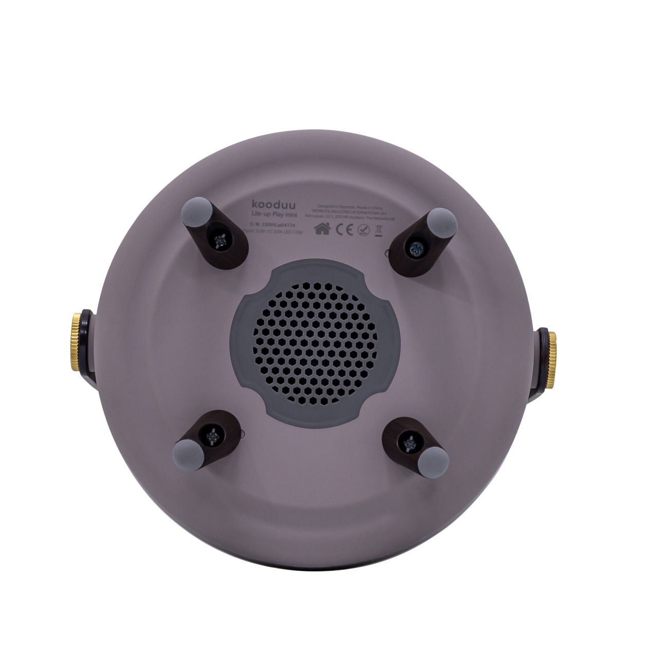 Unteransicht des Lite-up Play Mini JBL Earth mit sichtbarem Lautsprechergitter und Standfüßen.