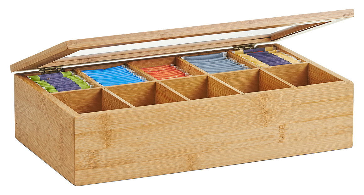 Offene Teebeutelbox aus Holz mit mehreren Fächern, gefüllt mit bunten Teebeuteln, seitliche Perspektive