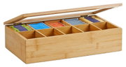 Offene Teebeutelbox aus Holz mit mehreren Fächern, gefüllt mit bunten Teebeuteln, seitliche Perspektive