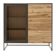 Frontale Ansicht eines modernen Highboards mit einer Kombination aus Holz und Glas, links mit Glastür und Regalböden, rechts mit Holzschubladen.