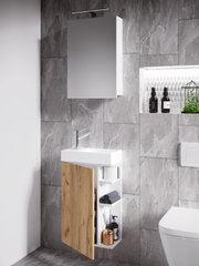 Modernes Badezimmer mit wandhängendem Waschtisch-Unterschrank in Weiß mit Holzfront und offenen Regalfächern, darüber Spiegelschrank und LED-Leuchte; Ansicht frontal leicht von links.