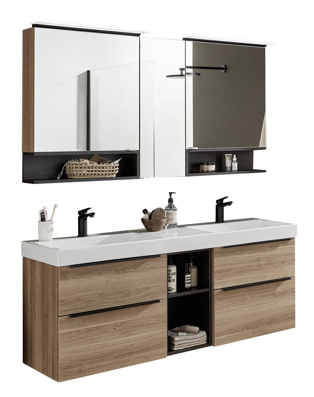 Moderne Badkombination mit Holzoptik, bestehend aus einem Doppelwaschtisch mit schwarzen Armaturen und einem großen Spiegelschrank. Frontalansicht.
