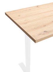 Eckansicht einer hellen Holz-Tischplatte mit natürlicher Maserung auf einem weißen Tischgestell.