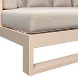 Nahaufnahme eines Lounge-Sets mit beigem Polster und modernem, rechteckigem Rahmen, Perspektive von der Seite.