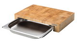 Holz-Schneidebrett mit herausziehbarer Edelstahl-Schale, seitliche Perspektive