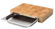 Holz-Schneidebrett mit herausziehbarer Edelstahl-Schale, seitliche Perspektive