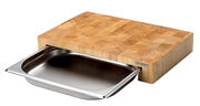 Holz-Schneidebrett mit herausziehbarer Edelstahl-Schale, seitliche Perspektive