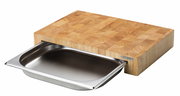 Holz-Schneidebrett mit herausziehbarer Edelstahl-Schale, seitliche Perspektive