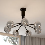 Moderne plafondlamp met meerdere bolvormige glazen elementen, gezien van onderaf.