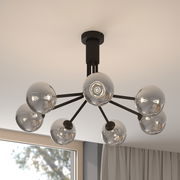 Moderne Deckenleuchte mit mehreren kugelförmigen Glaskörpern, von unten betrachtet.