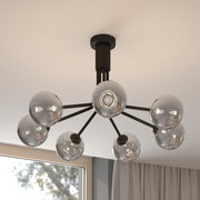 Moderne Deckenleuchte mit mehreren kugelförmigen Glaskörpern, von unten betrachtet.