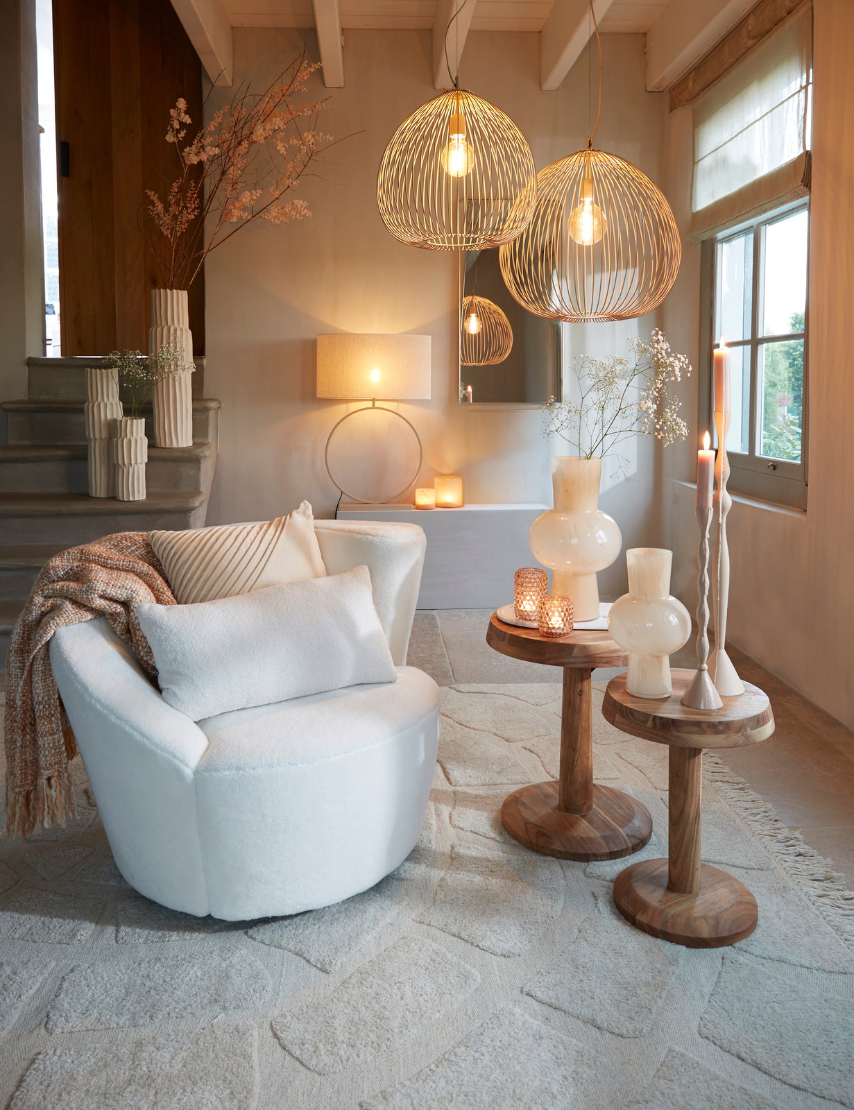 Light&Living Hängeleuchte RILANA Moderne Hängeleuchte in einem gemütlichen Wohnzimmer, aus der Perspektive von schräg unten fotografiert, mit warmem Licht und stilvollem Design.